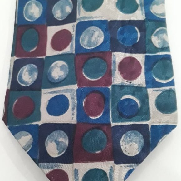 PIERRE CARDIN POLYESTER NECKTIE - CLASSIC GEOMETRIC PATTERN - FREE USA SHIPPING - Picture 1 of 3